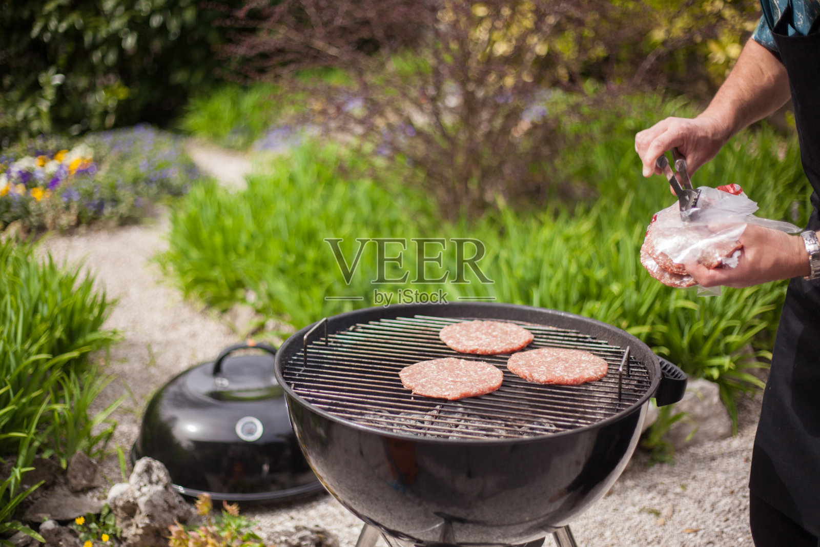 烧烤上的汉堡照片摄影图片