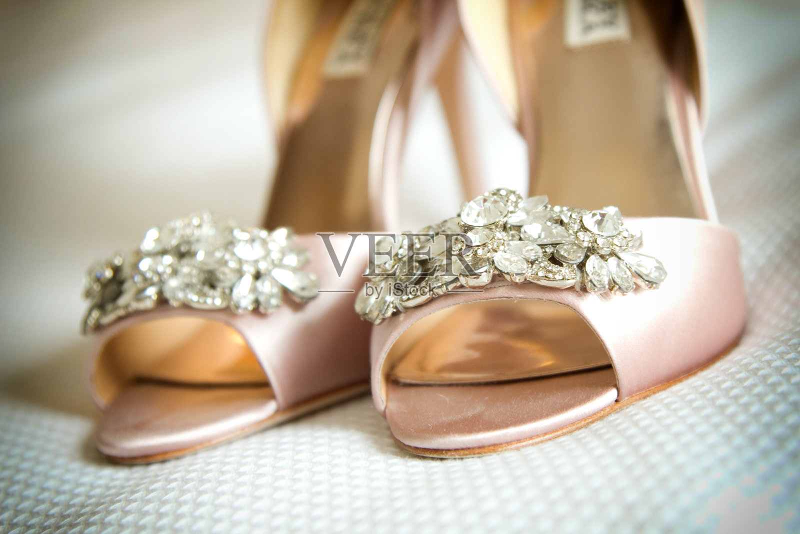 粉色高跟鞋与婚礼上的珠光宝气照片摄影图片