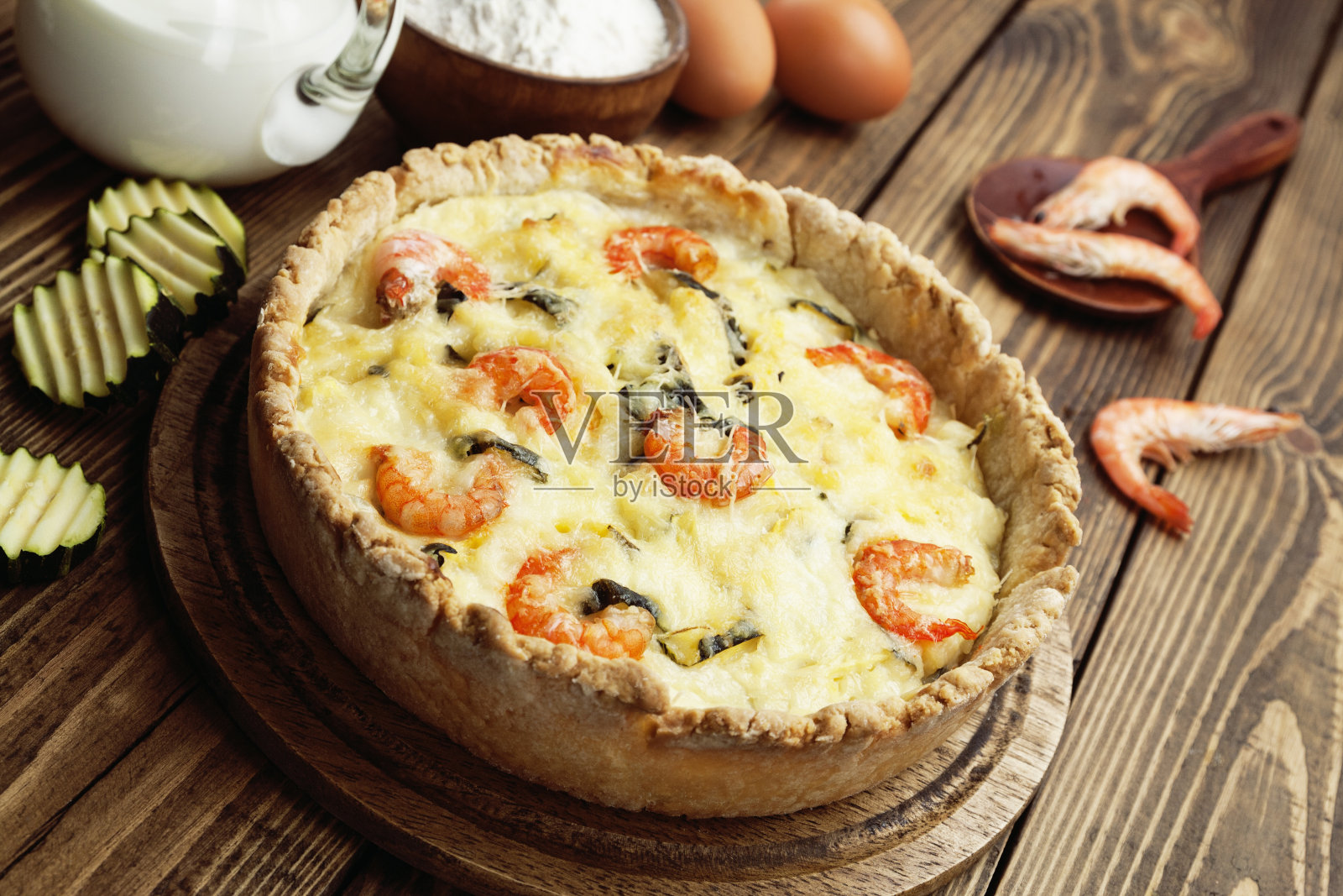 基什菜配鲜虾和西葫芦照片摄影图片