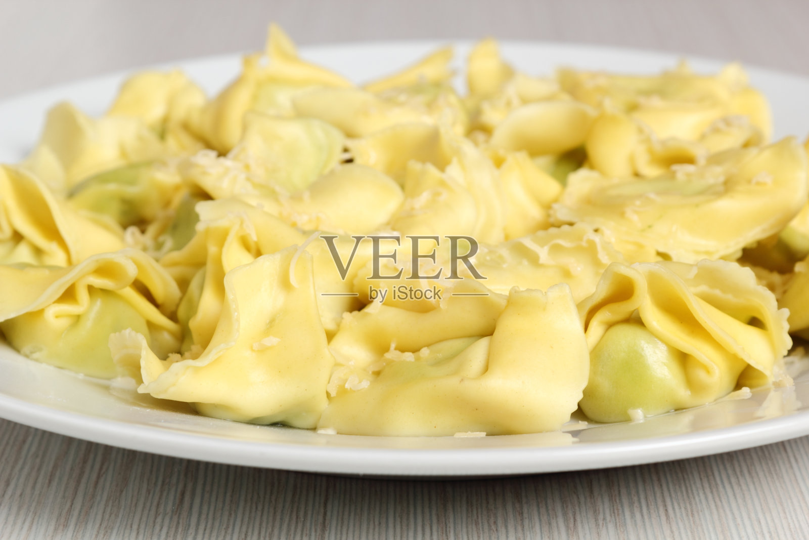 意大利饺子里塞满了菠菜和意大利乳清干酪照片摄影图片