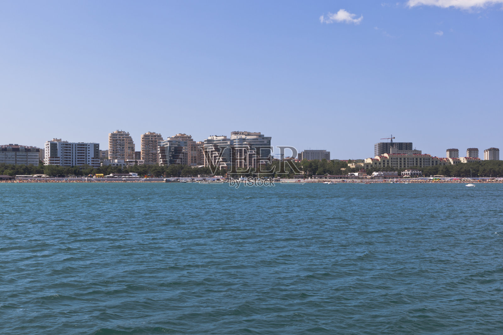 格连兹克海湾中部的托尔斯泰角照片摄影图片