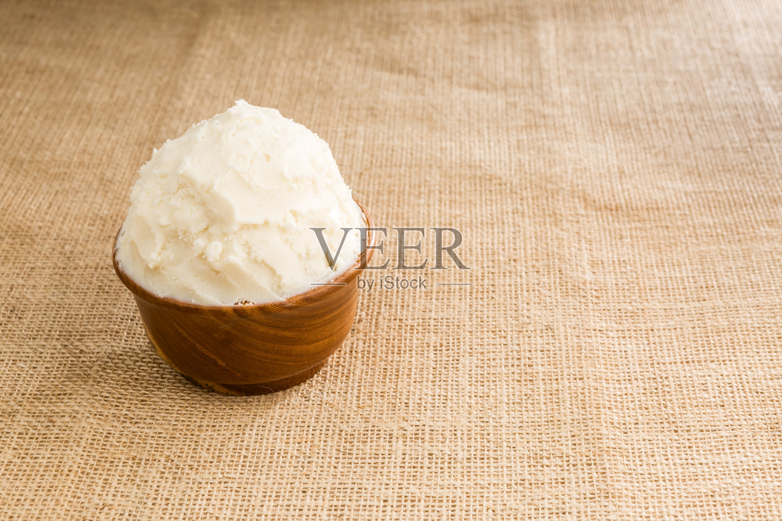 木碗里的牛油木，背景是黄麻织物。照片摄影图片