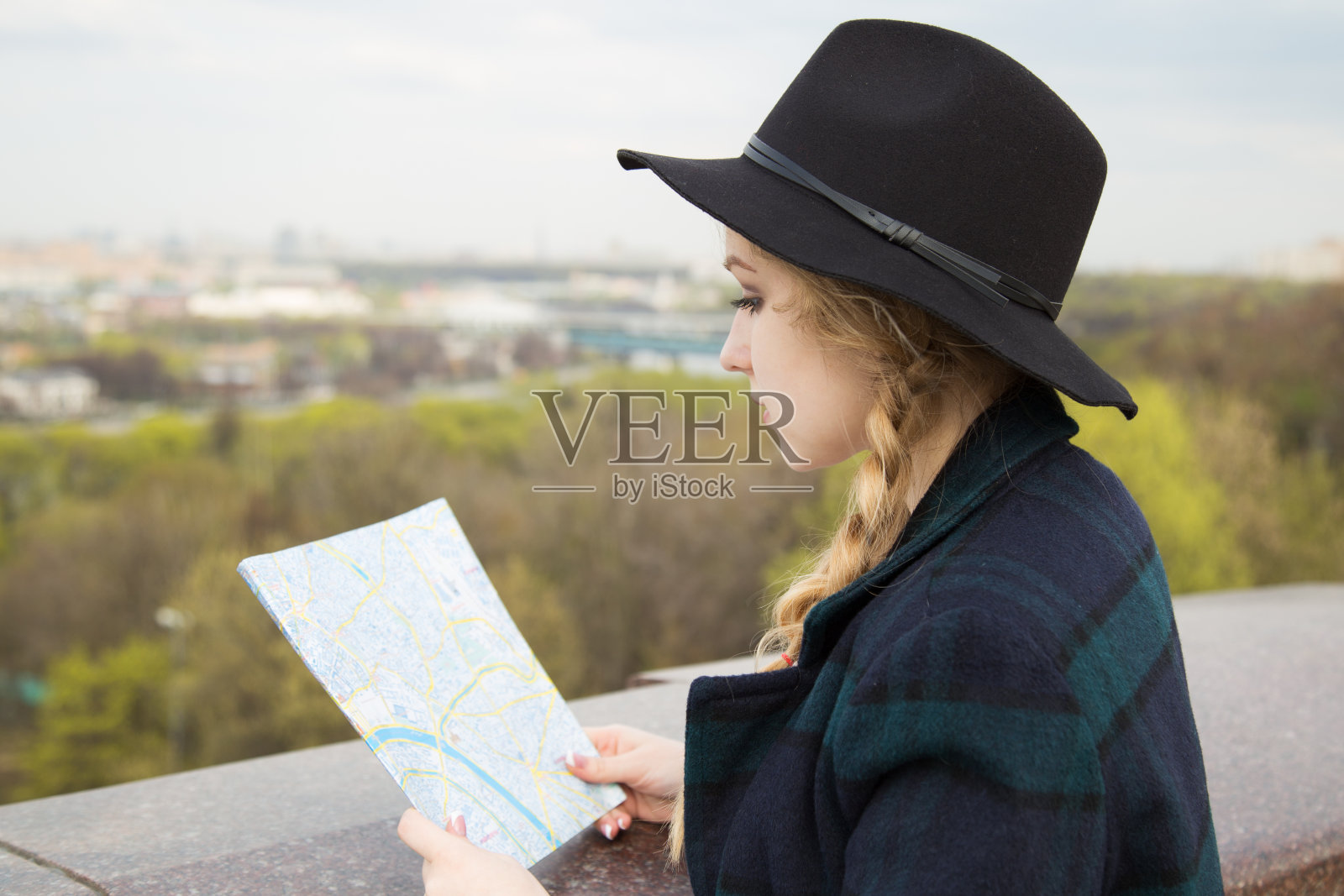 年轻女性在户外地图上探索风景照片摄影图片