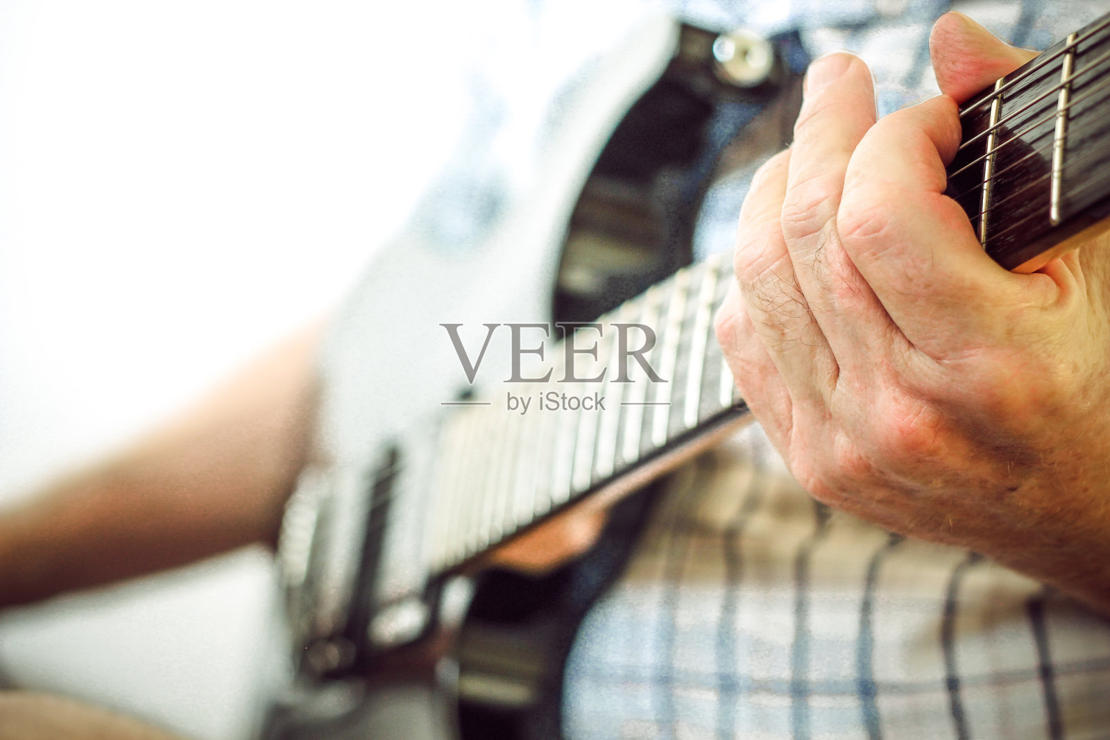 手弹吉他照片摄影图片