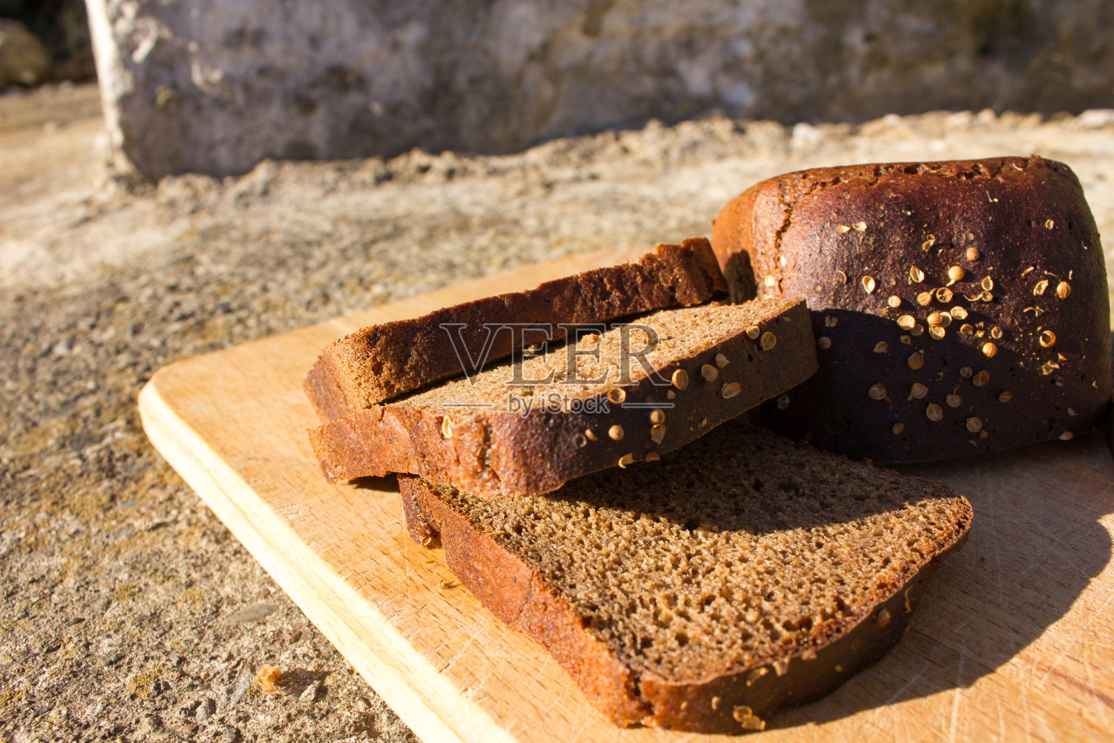 切成块的黑面包照片摄影图片