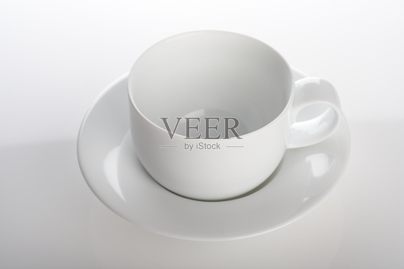 白色背景上的空杯子照片摄影图片