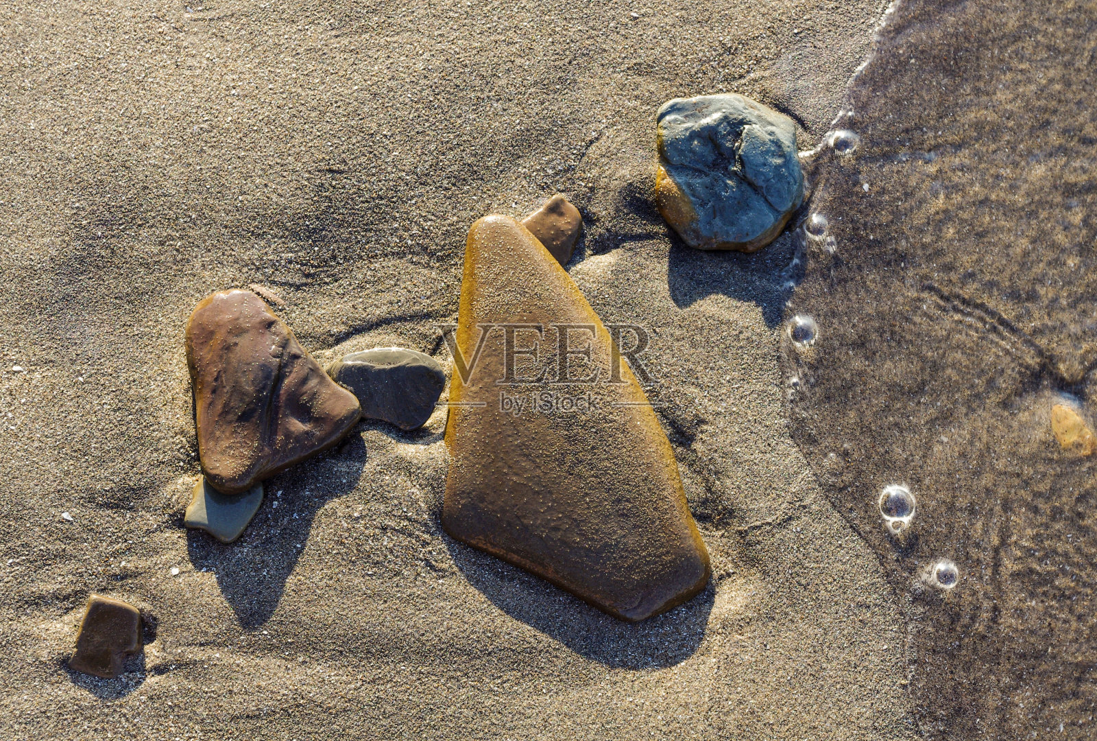 伊利湖冲浪线的磨损岩石照片摄影图片