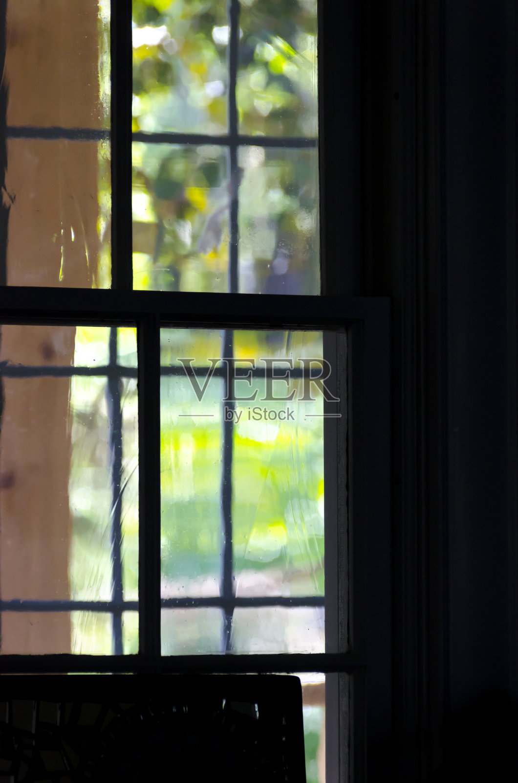 黑色房间的两扇连续窗户照片摄影图片