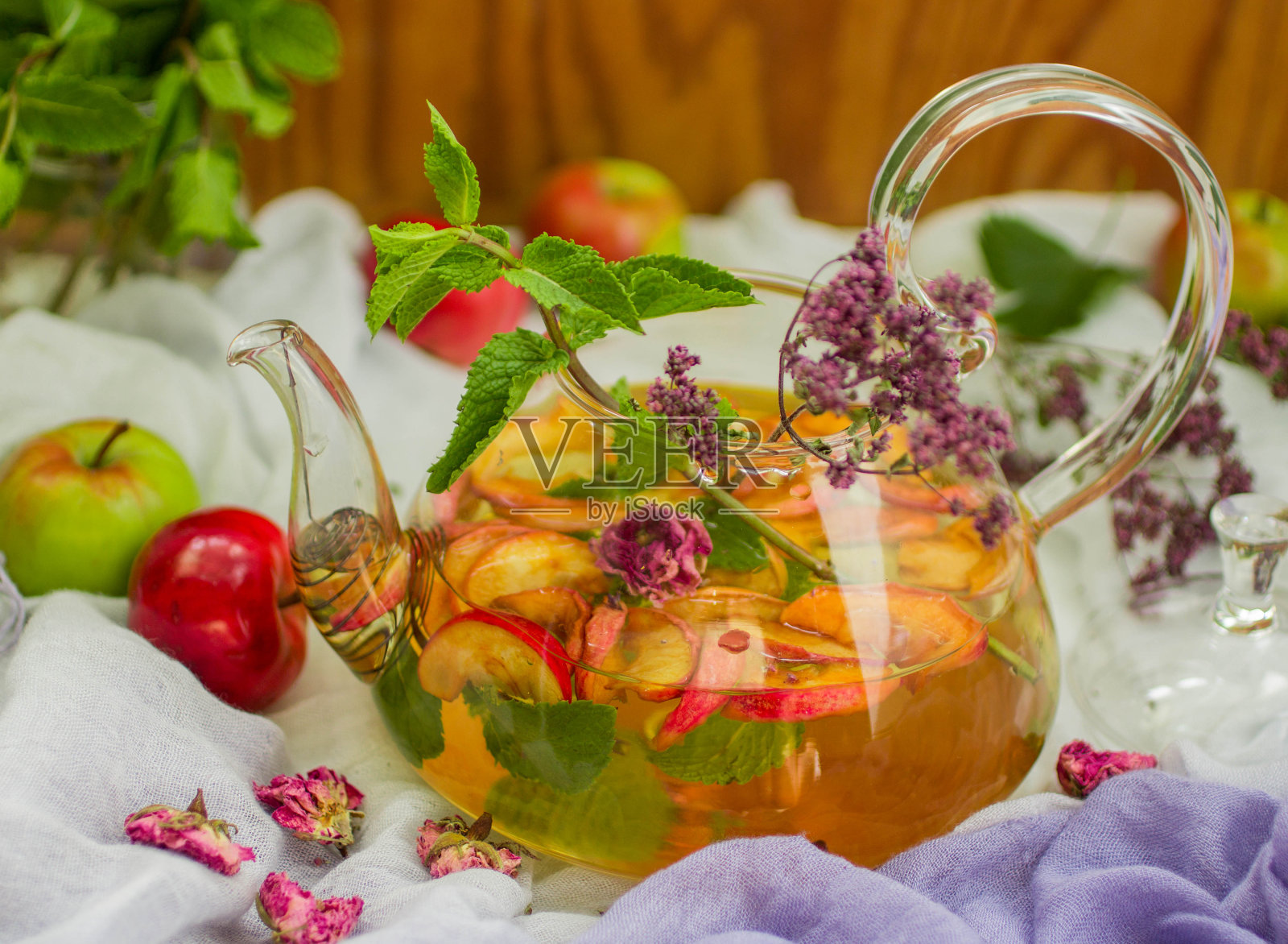 含苹果，牛至，薄荷和玫瑰的草药茶照片摄影图片