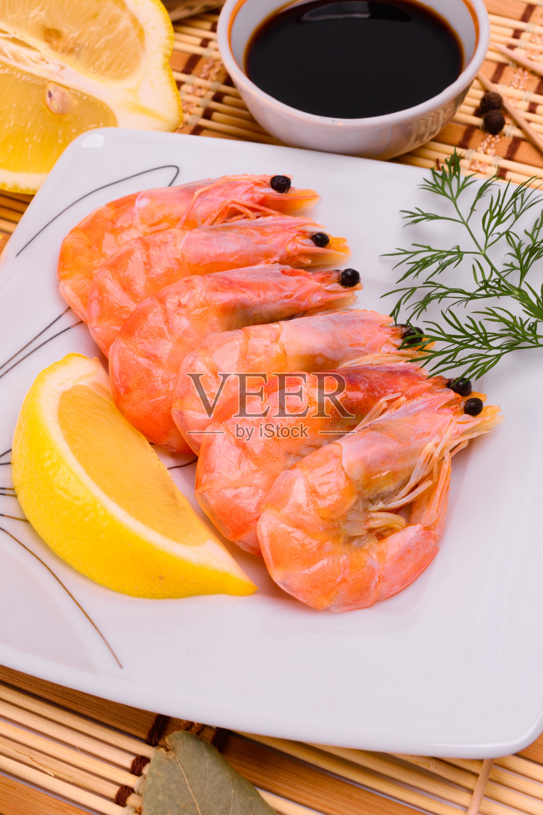 把虾放在方盘子里煮熟。照片摄影图片