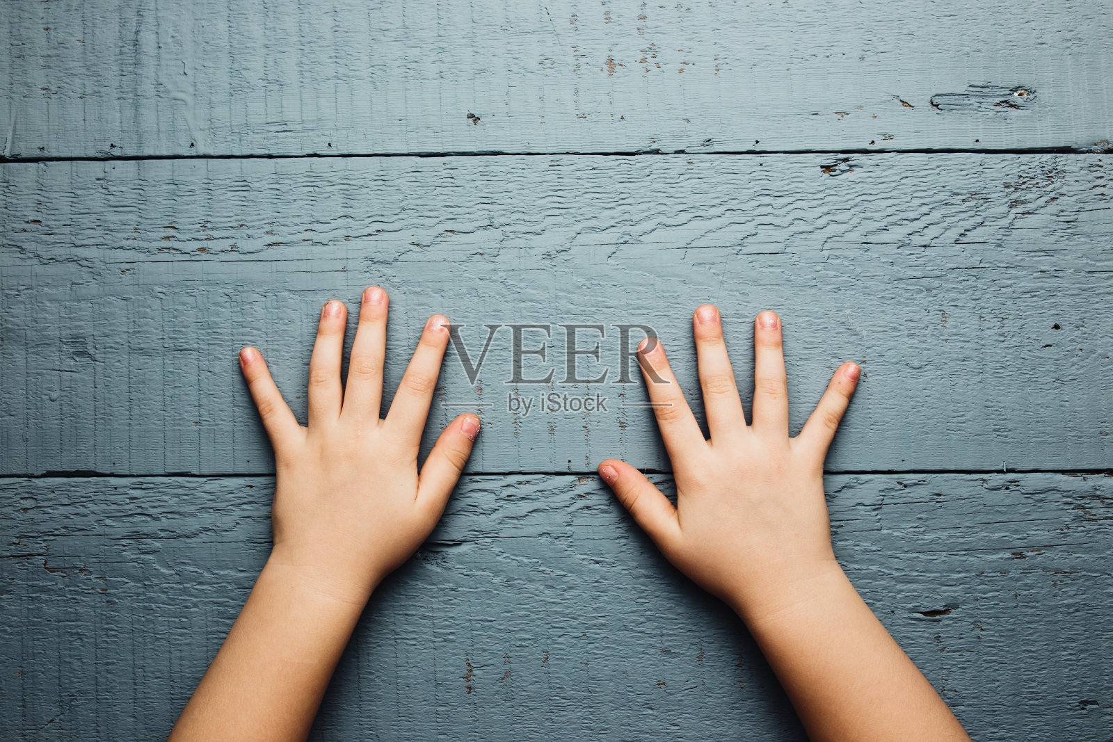 孩子们的手放在一个旧木盘上照片摄影图片