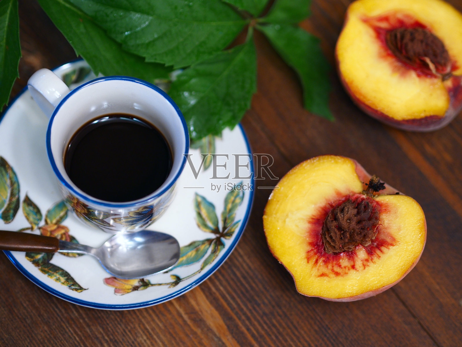 夏天的静物与咖啡和开桃照片摄影图片