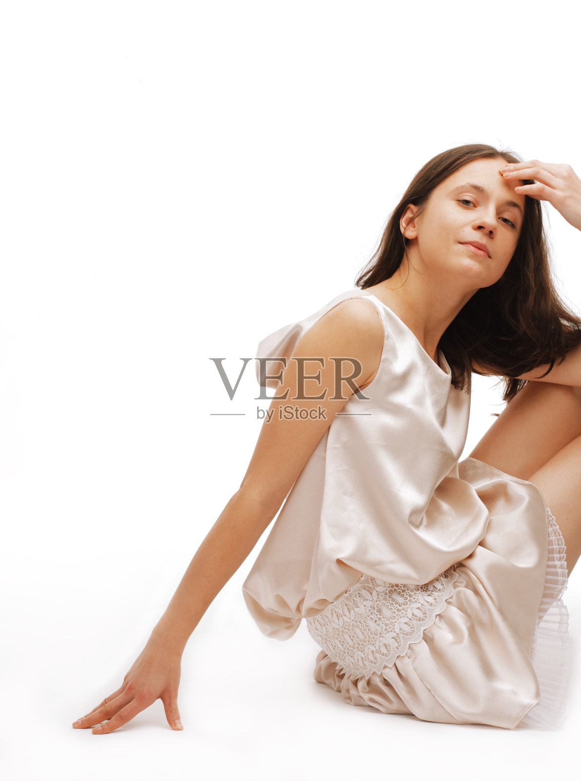 年轻体贴的女人坐在地板上照片摄影图片