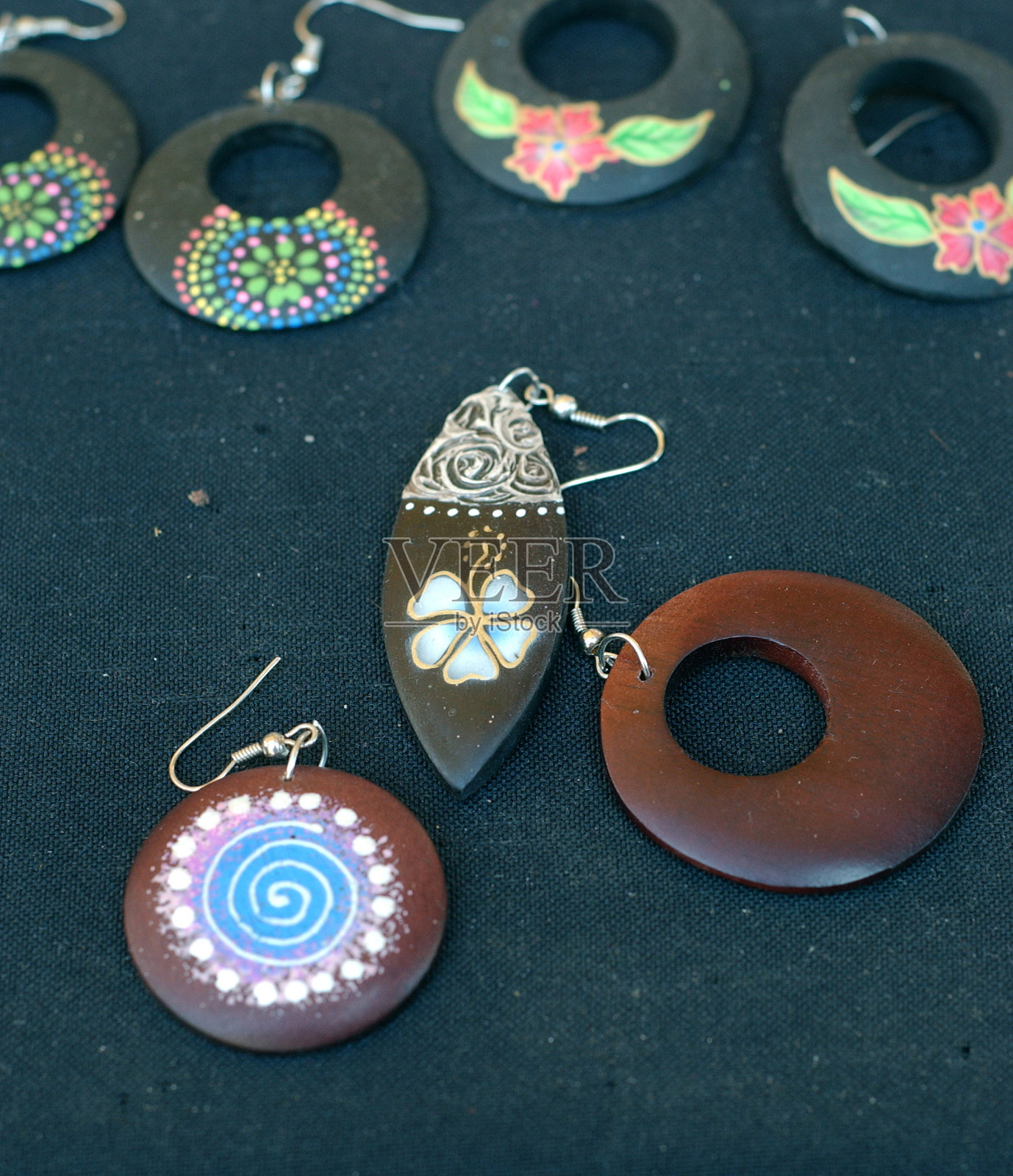 时尚耳环给照片摄影图片