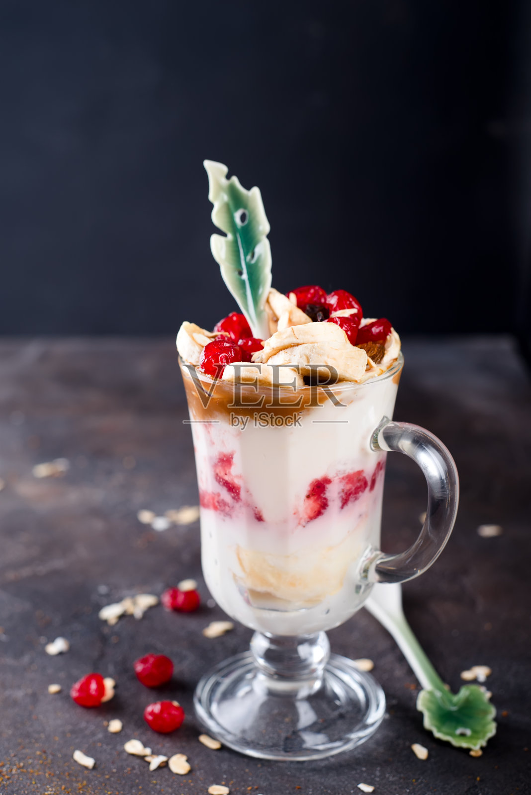 玻璃杯中的甜点照片摄影图片