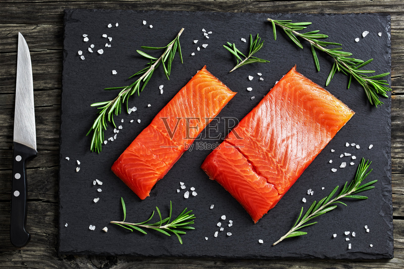 生三文鱼片配鲜迷迭香照片摄影图片