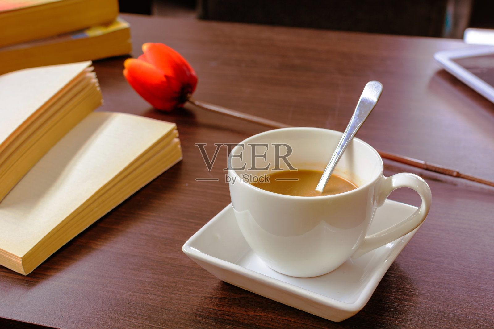一杯咖啡，一杯郁金香和一本书照片摄影图片