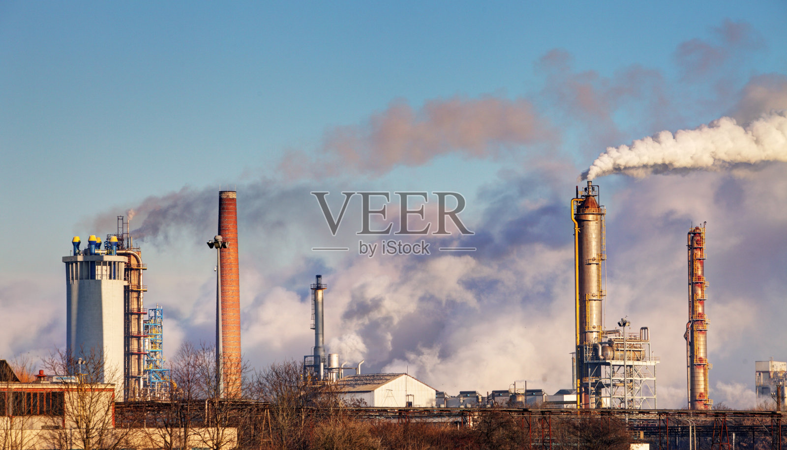 具有蒸汽石化工业的炼油厂。照片摄影图片