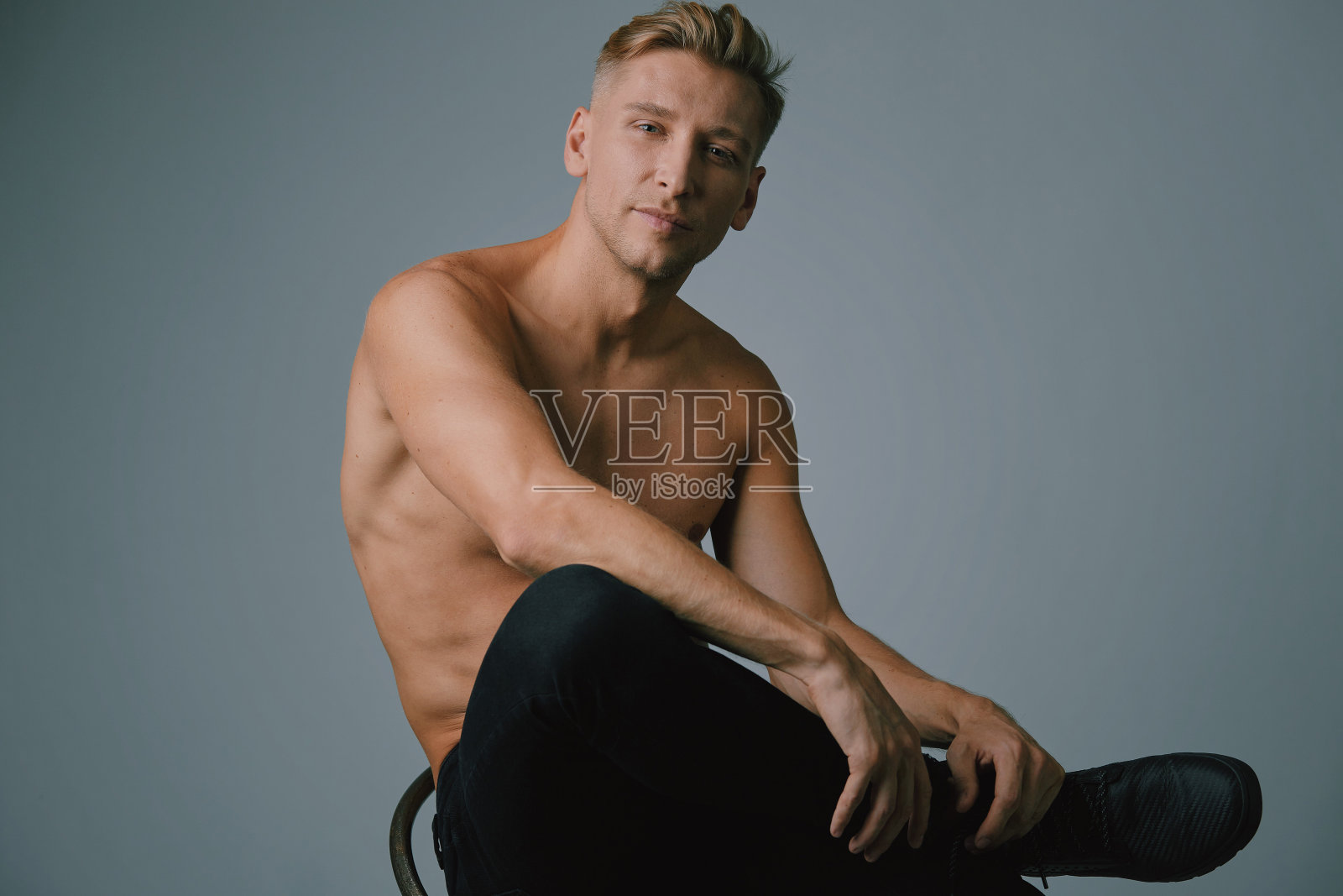 英俊的肌肉年轻人在工作室摆姿势照片摄影图片