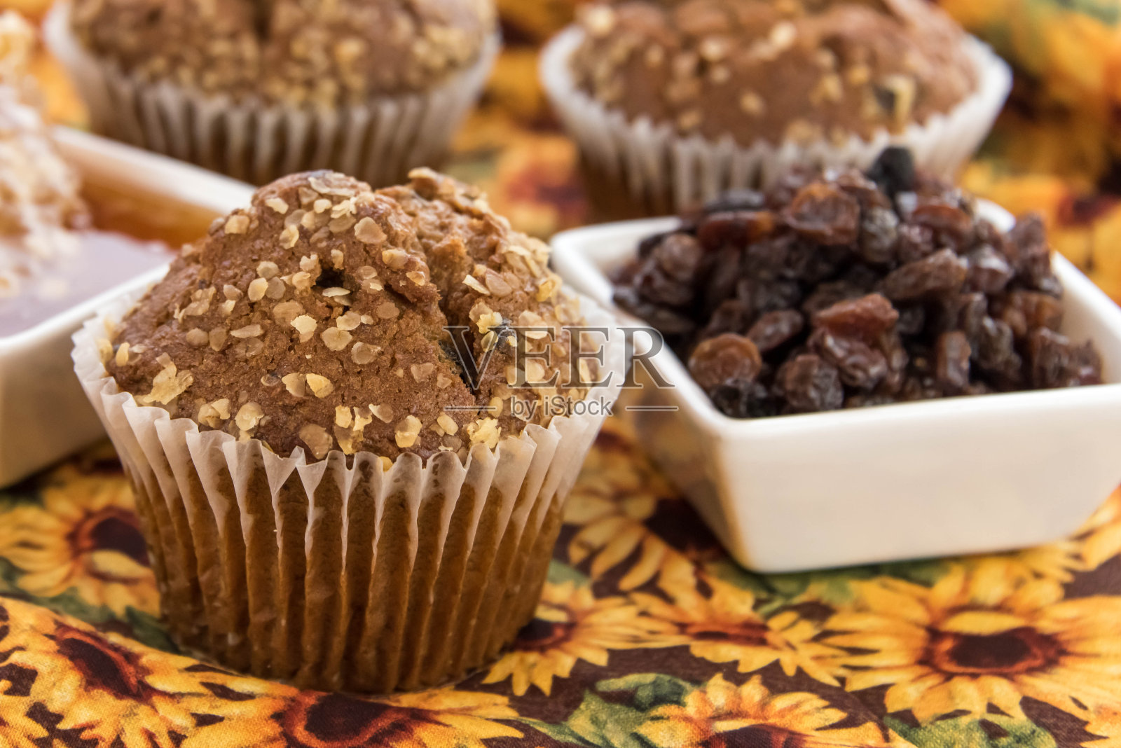 蜂蜜葡萄干麦麸松饼照片摄影图片