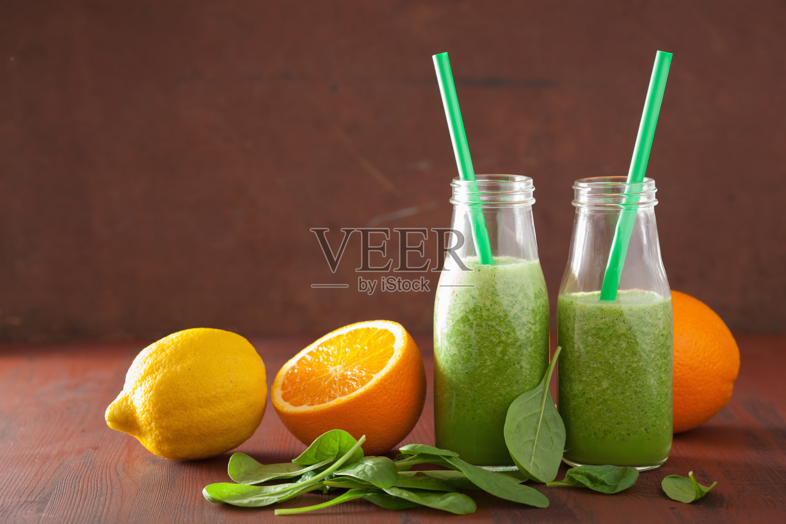 健康的绿色菠菜柠檬橙奶昔照片摄影图片