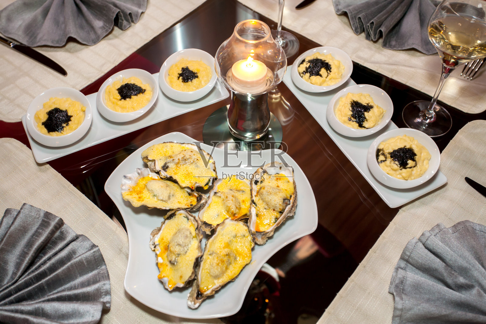 奶酪和柠檬下面的贻贝照片摄影图片