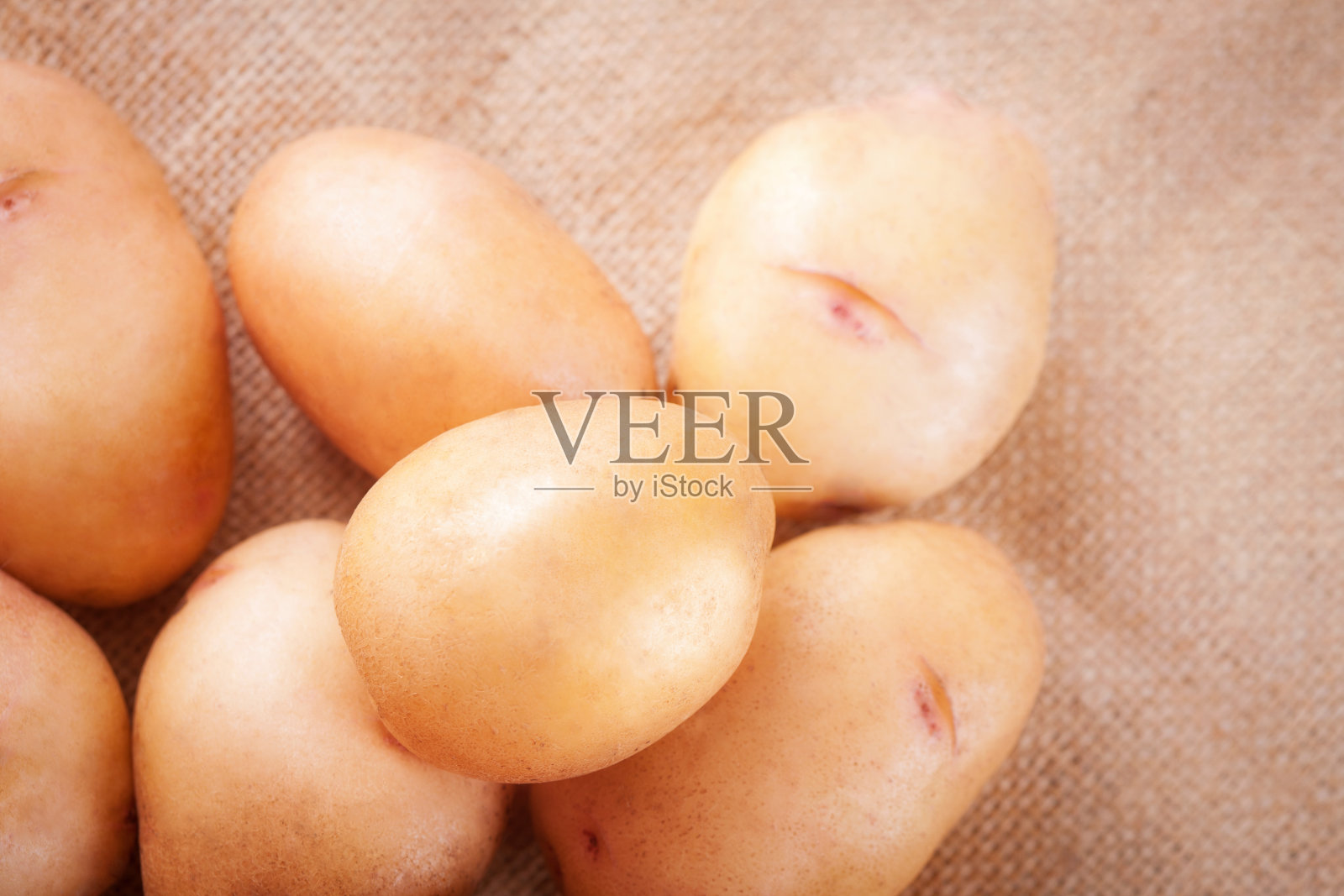 桌子上的土豆块茎特写照片摄影图片