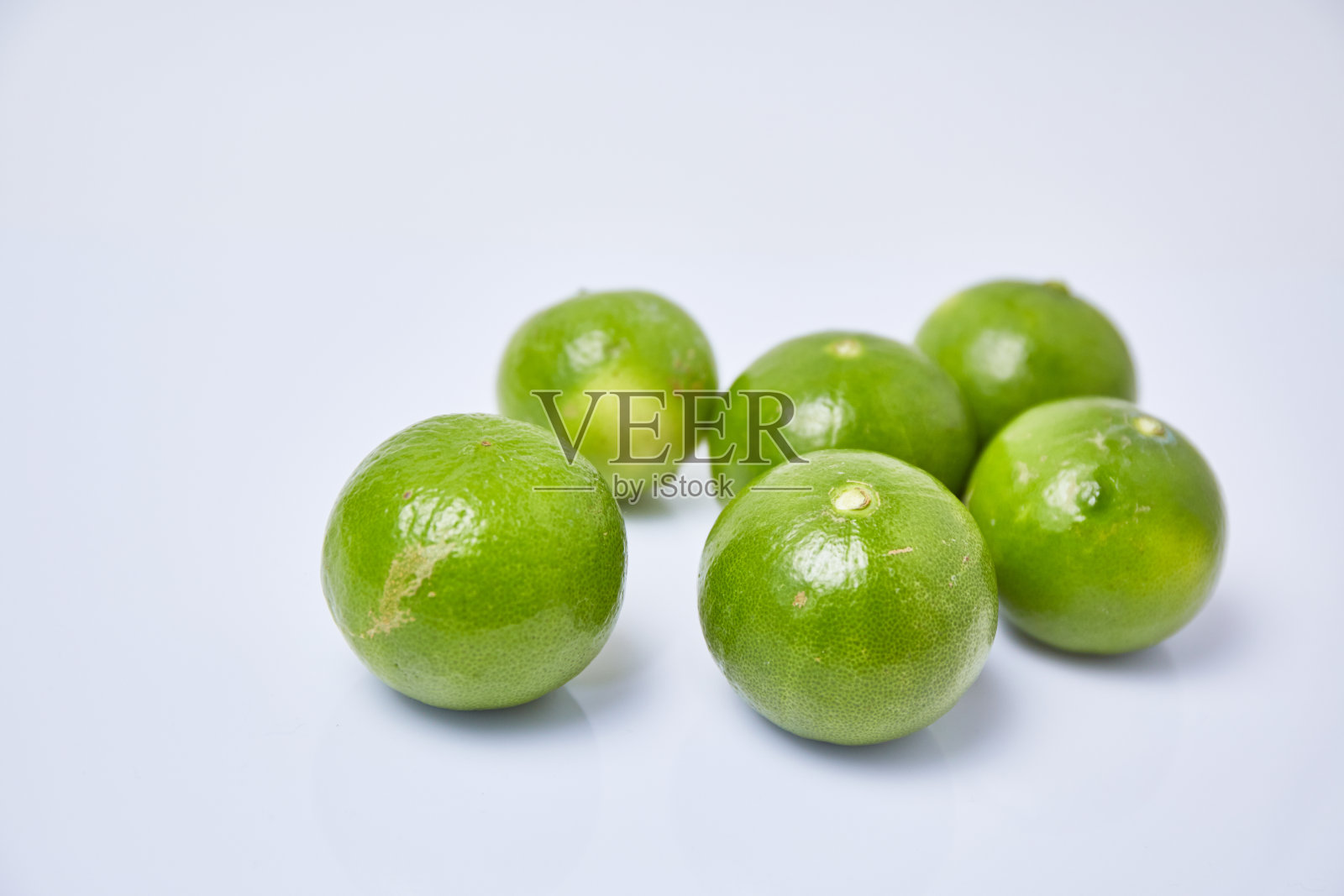 白底上的酸橙照片摄影图片