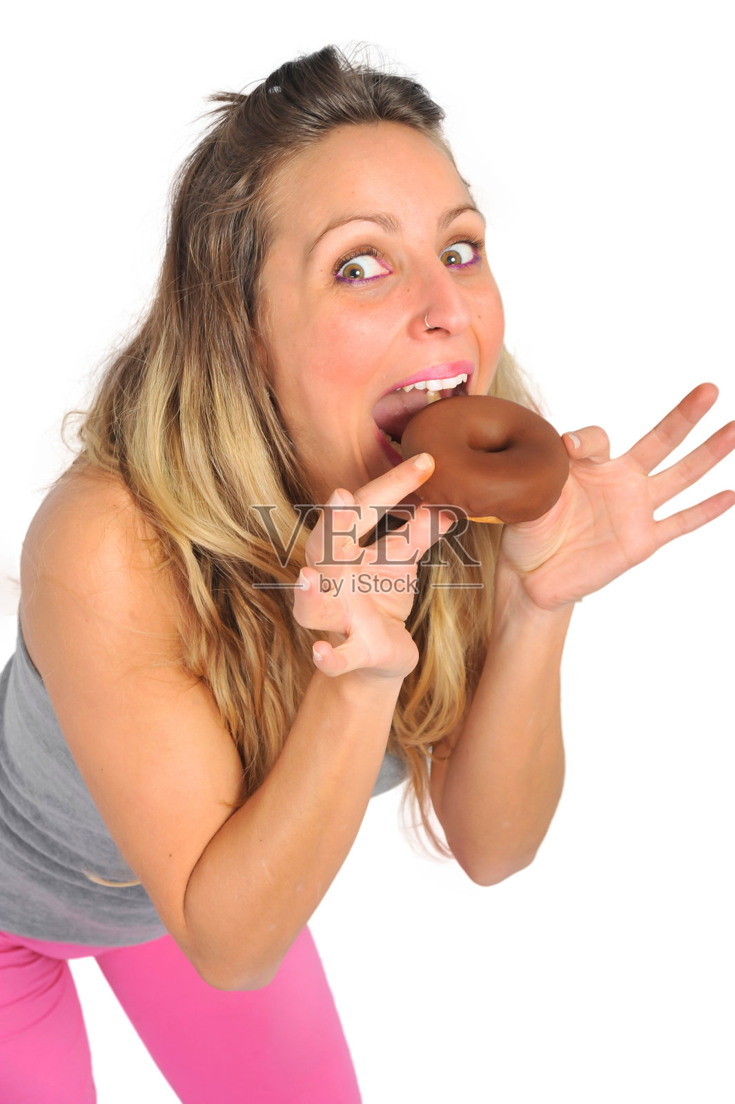 年轻性感淘气的女人吃着巧克力甜甜圈开心内疚照片摄影图片