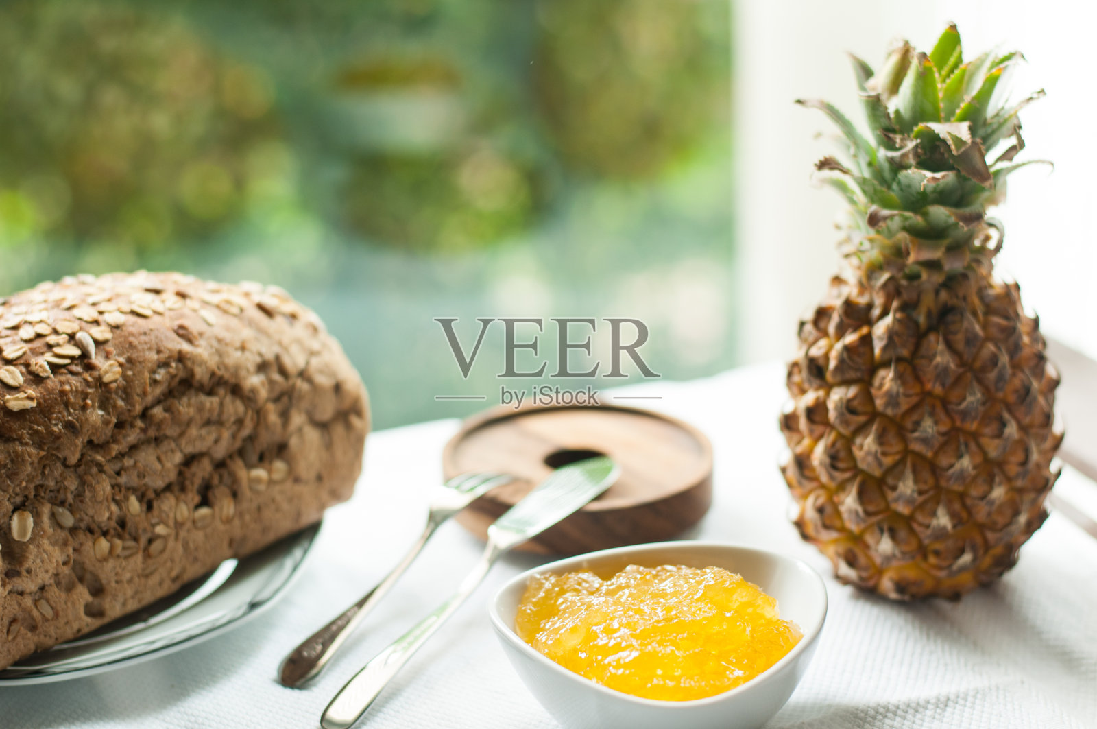 山药菠萝口味和谷物面包照片摄影图片