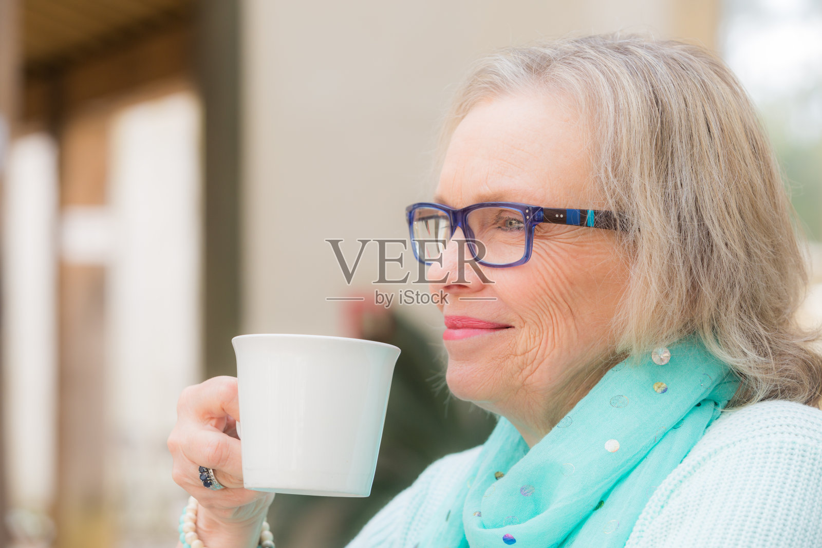 女人喝咖啡照片摄影图片