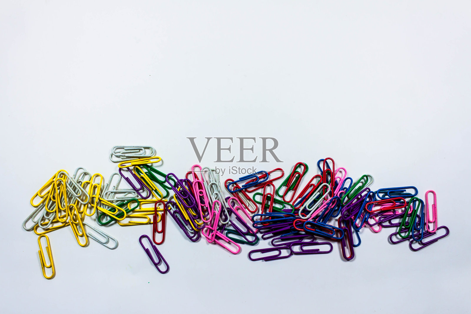 彩色回形针孤立在白色背景上照片摄影图片