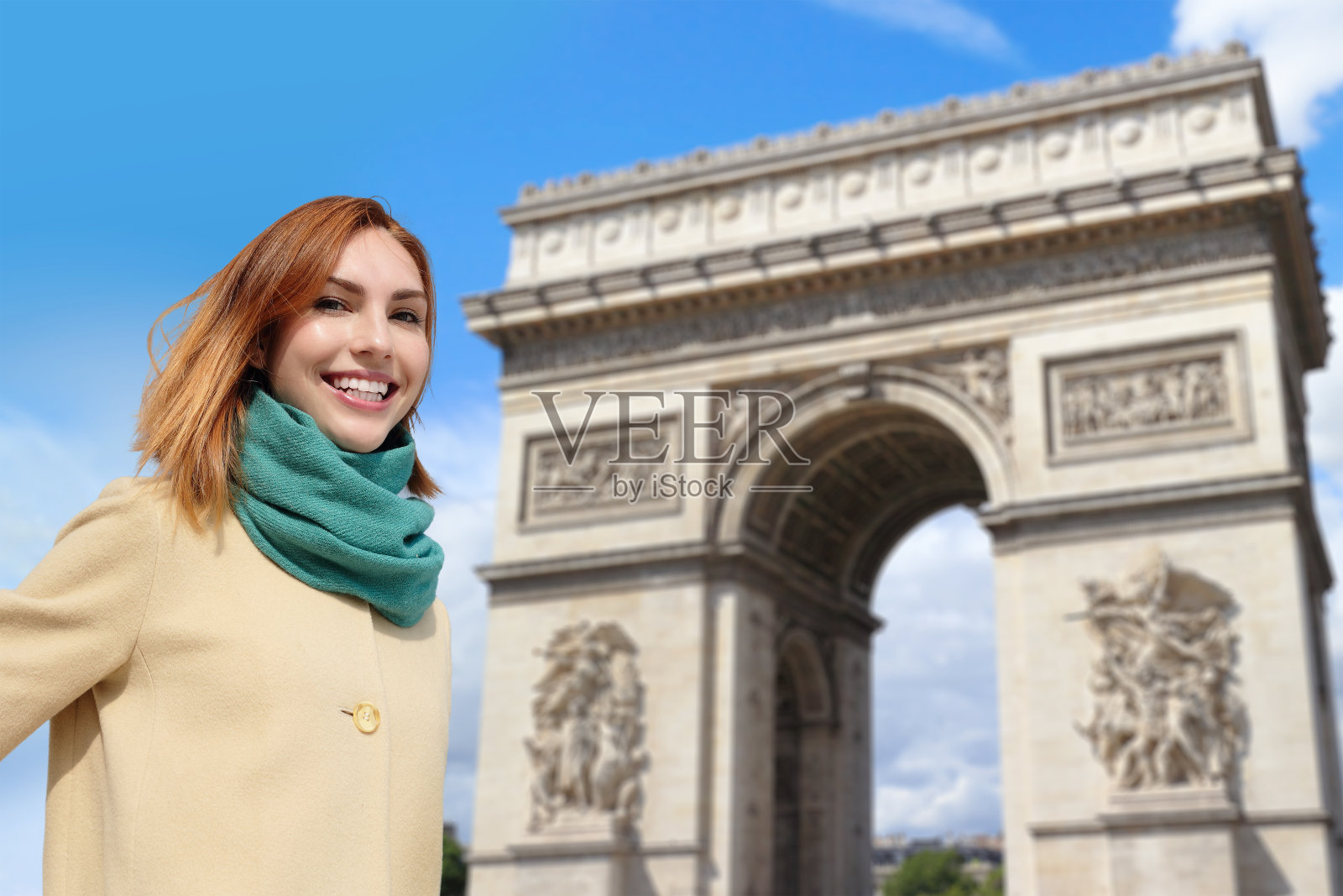 快乐的巴黎旅行女郎照片摄影图片