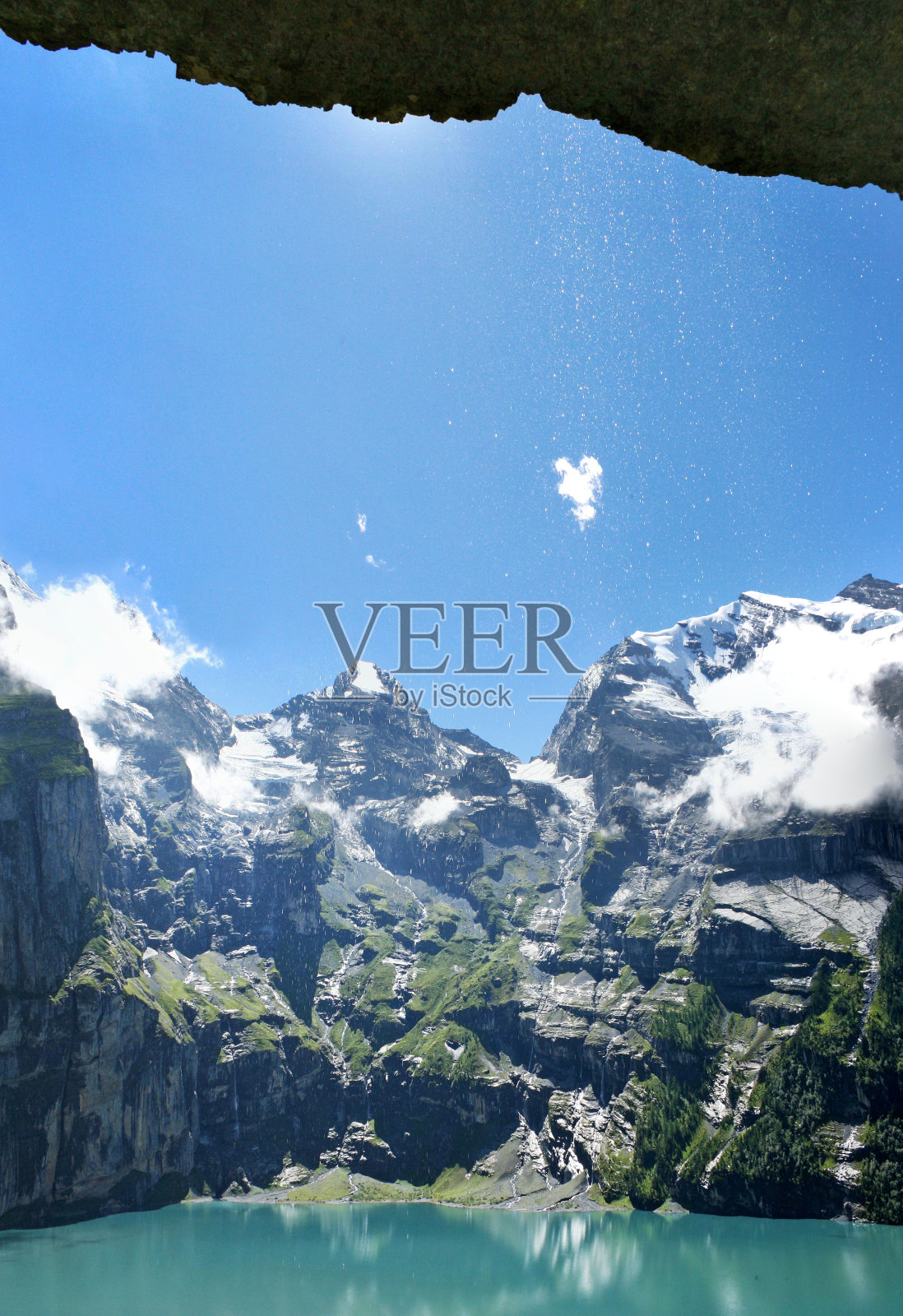 瀑布和高山湖泊的景色照片摄影图片