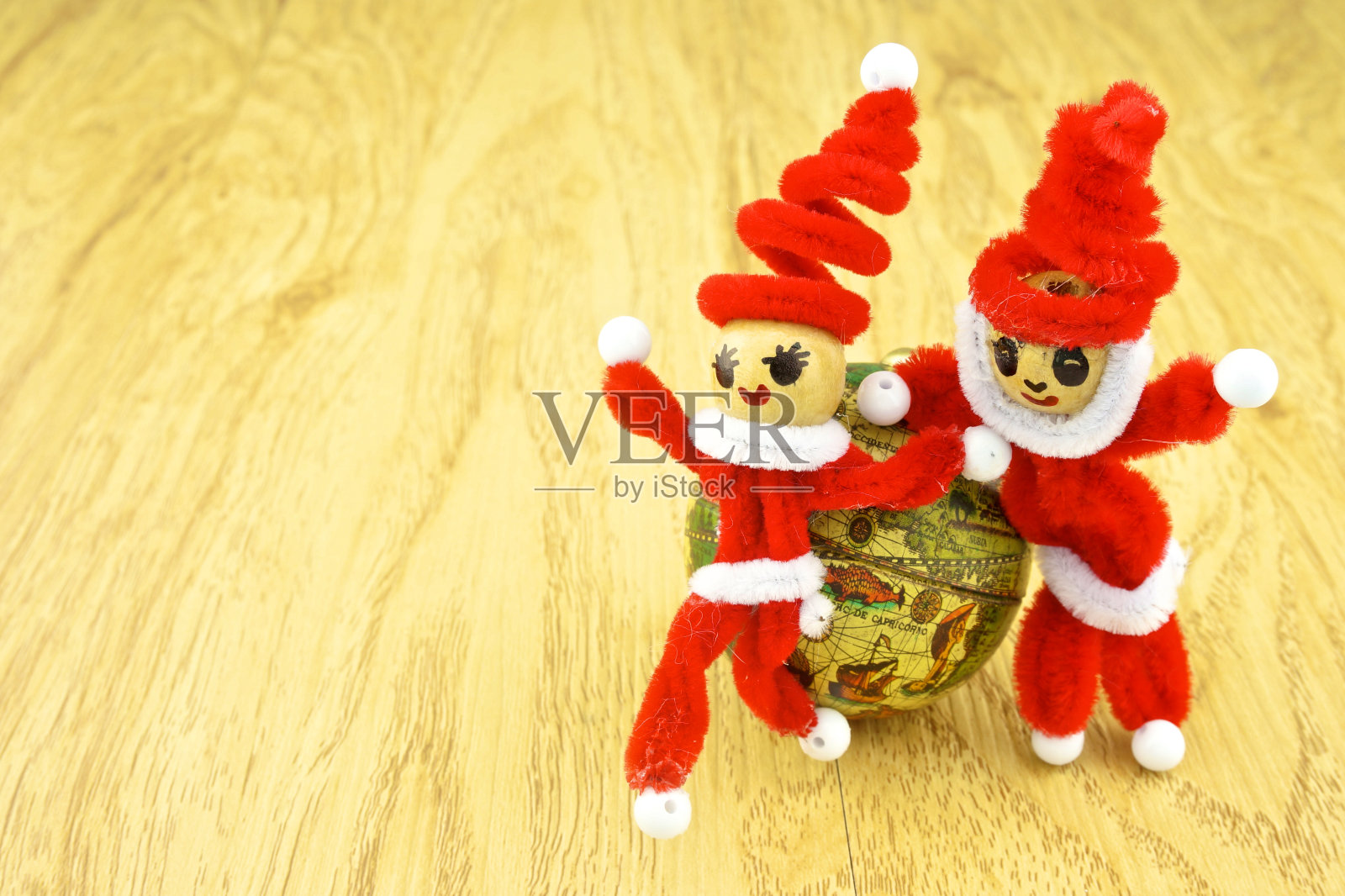 圣诞老人站在右边的地球仪旁边照片摄影图片