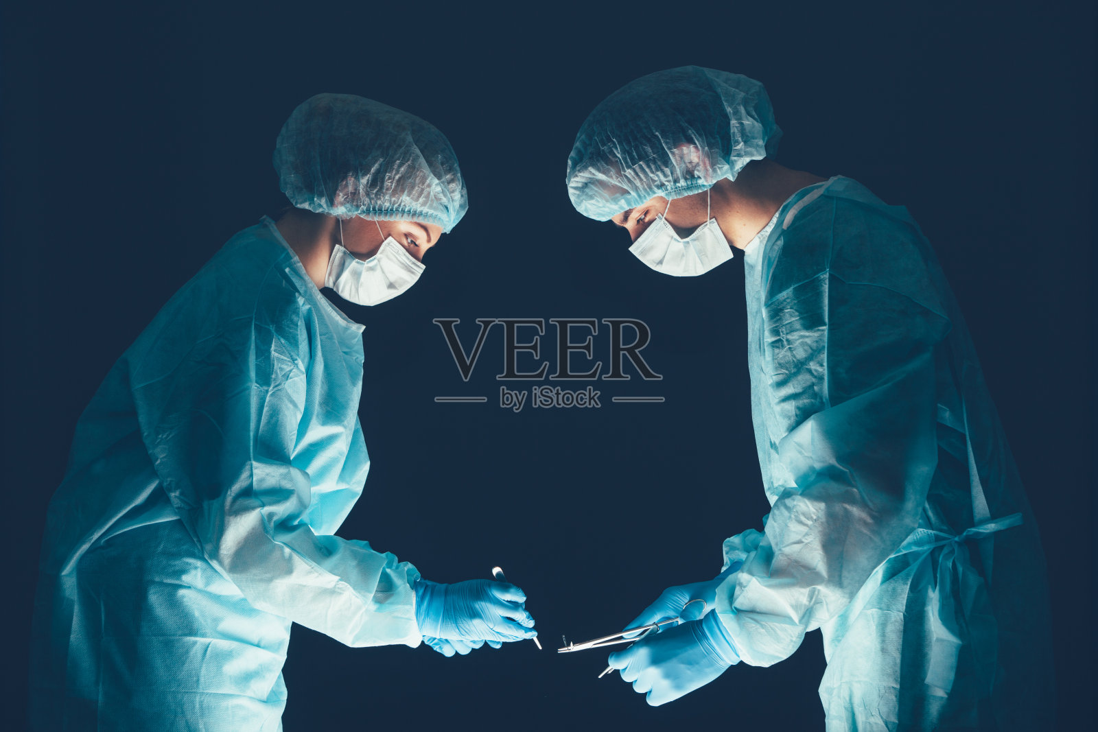 医疗队在医院进行手术。一组正在工作的外科医生照片摄影图片