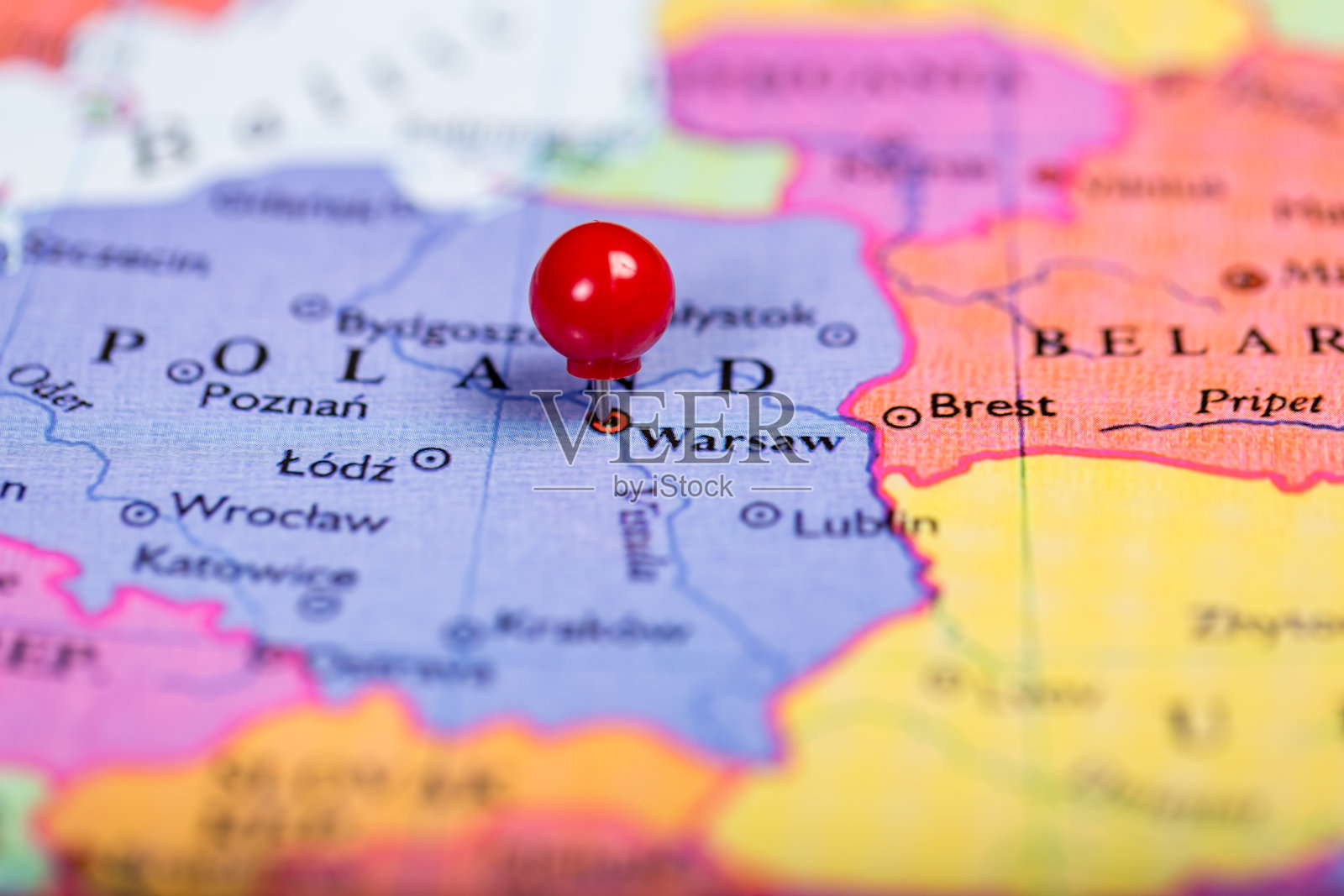 波兰地图上的红色图钉照片摄影图片