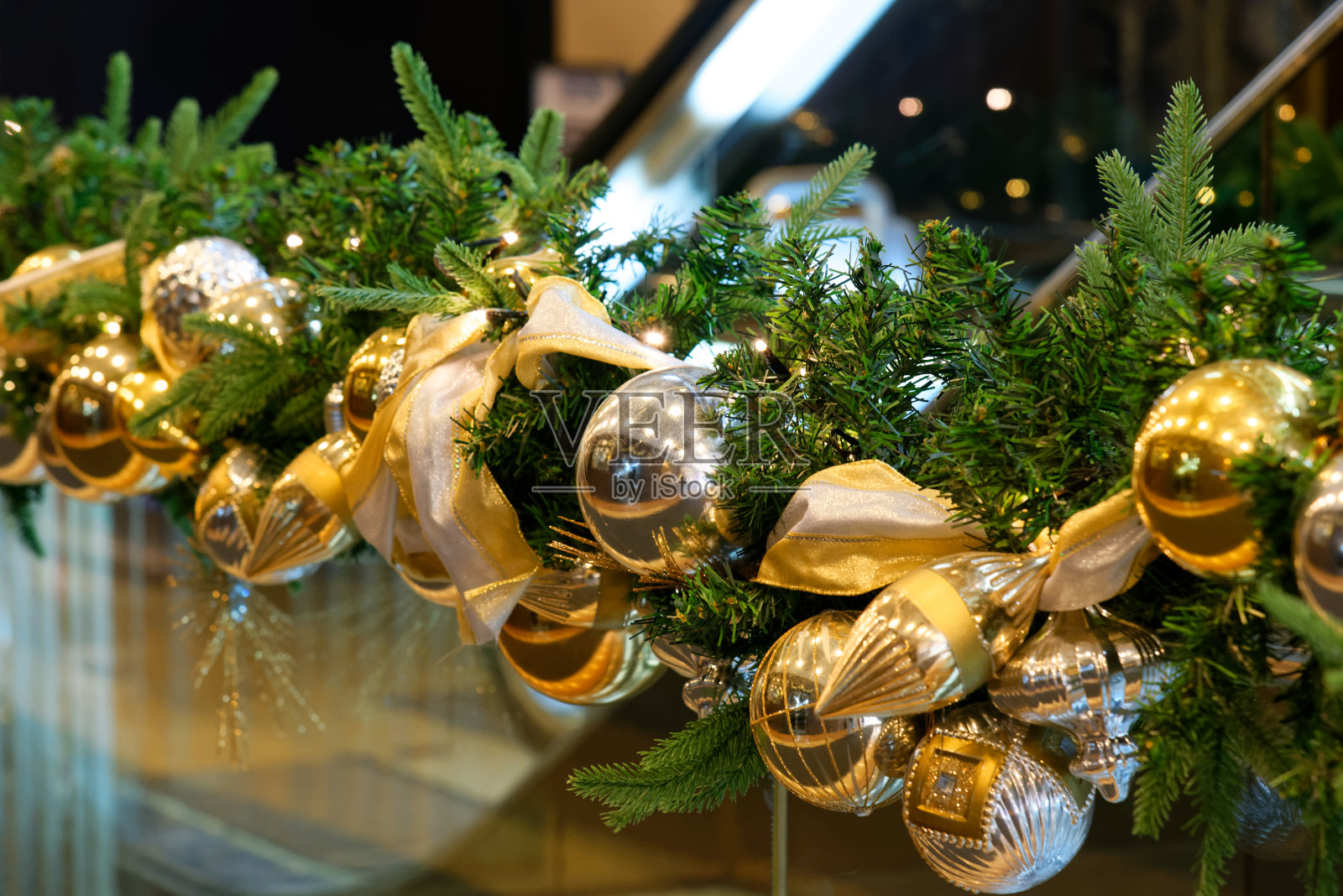 圣诞装饰用金色彩球照片摄影图片