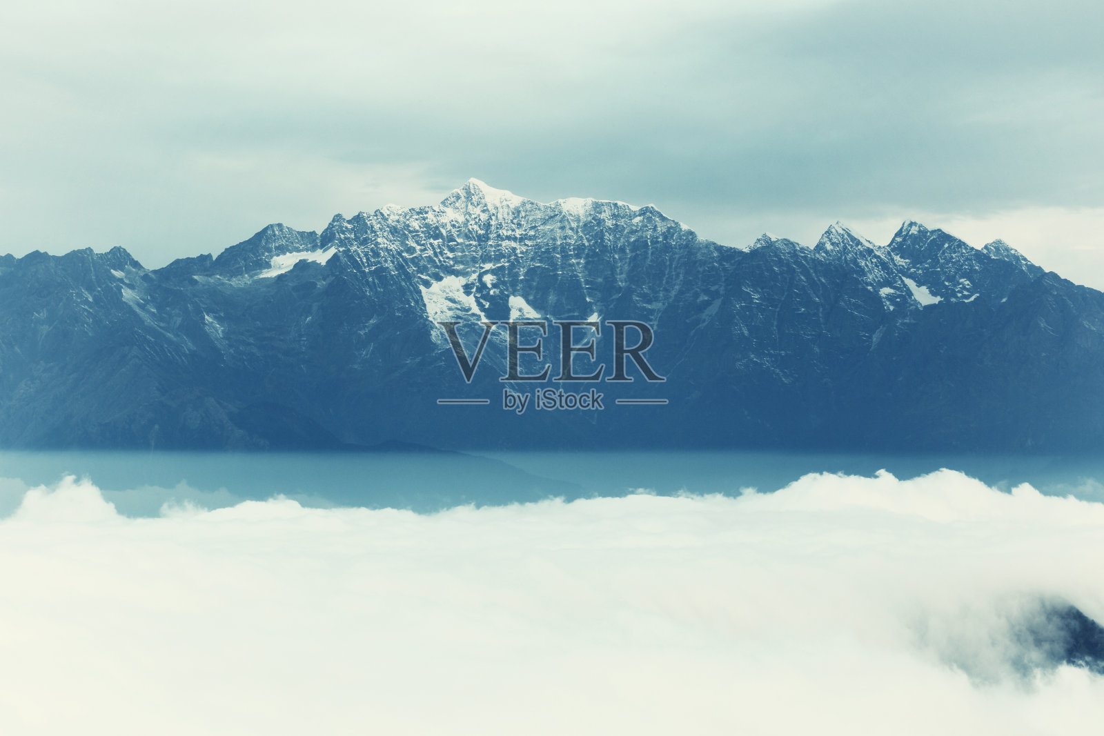 雾在冰冻的山峰景观照片摄影图片