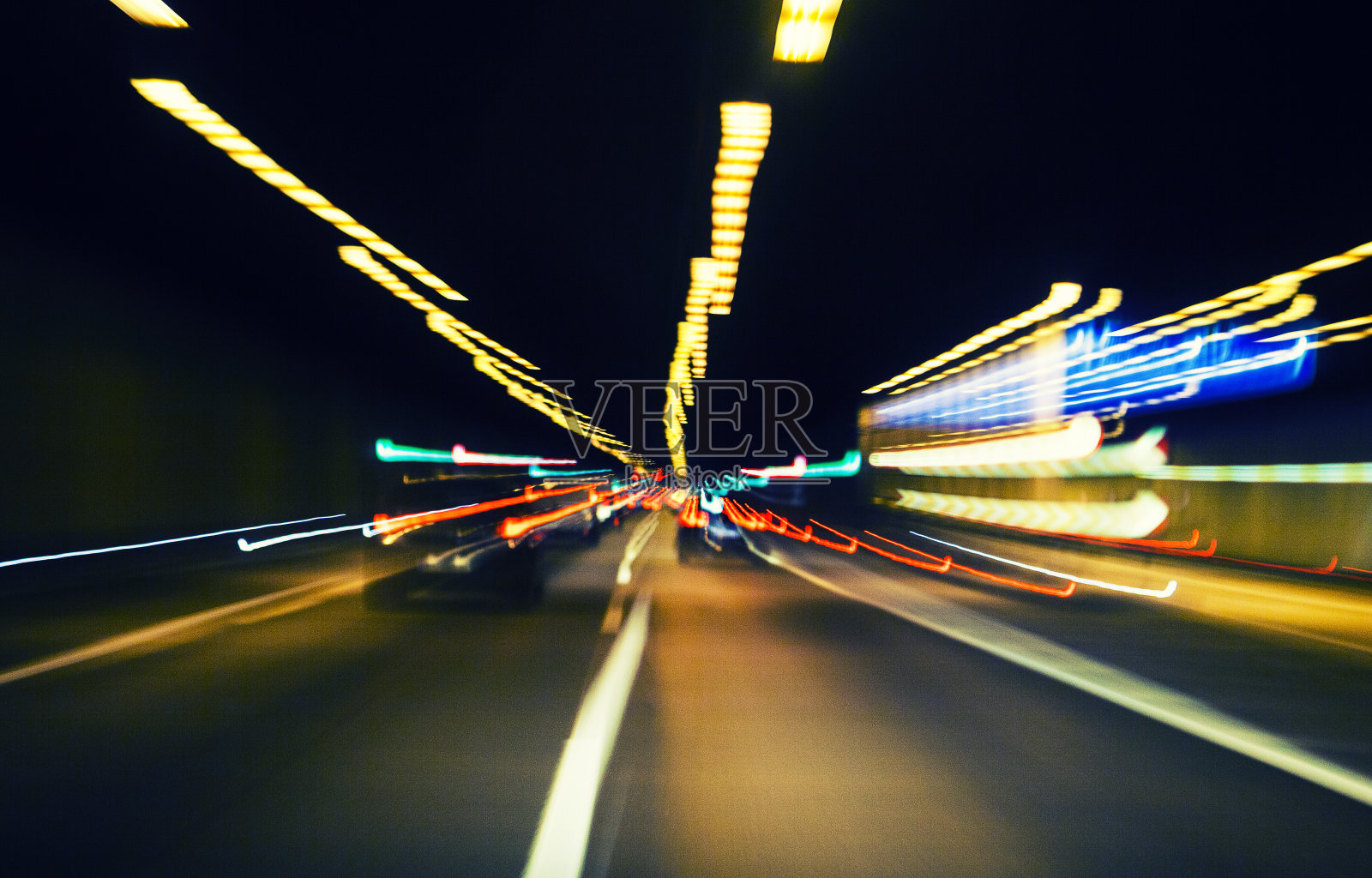 交通灯在夜里，公路上有灯光的痕迹照片摄影图片