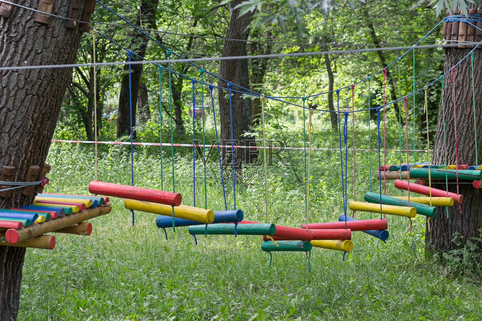 公园里供娱乐的彩色缆车极限运动照片摄影图片