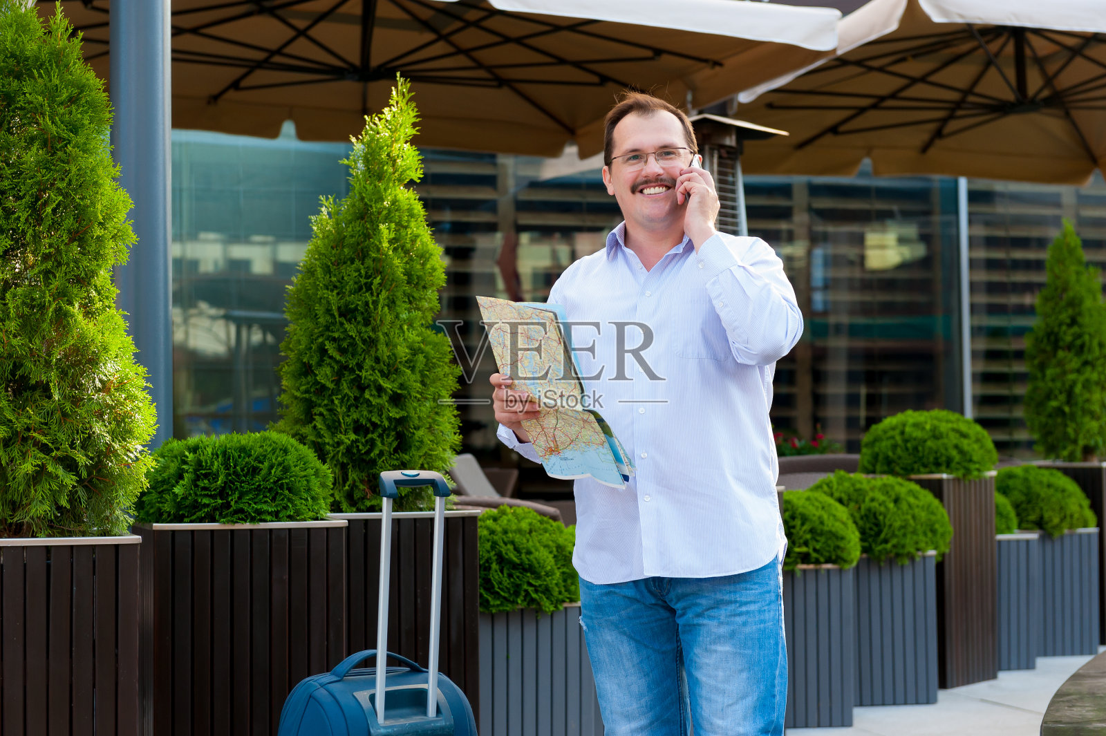 商人正在浏览城市指南照片摄影图片