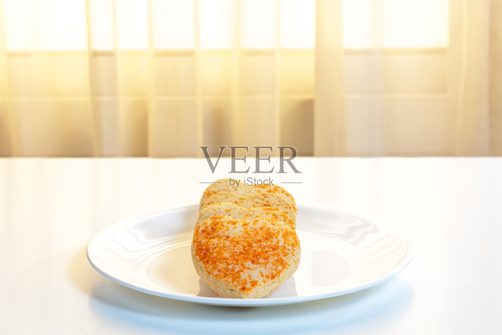 心形的饼干放在盘子里照片摄影图片