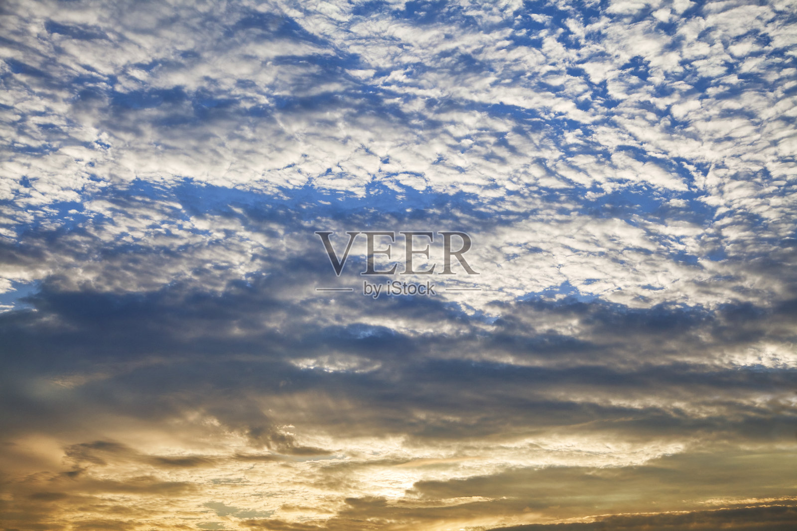 傍晚有云的天空照片摄影图片