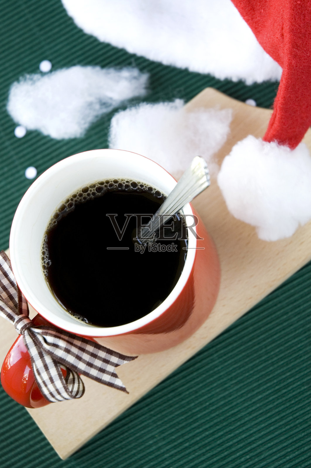 带圣诞帽的热咖啡照片摄影图片