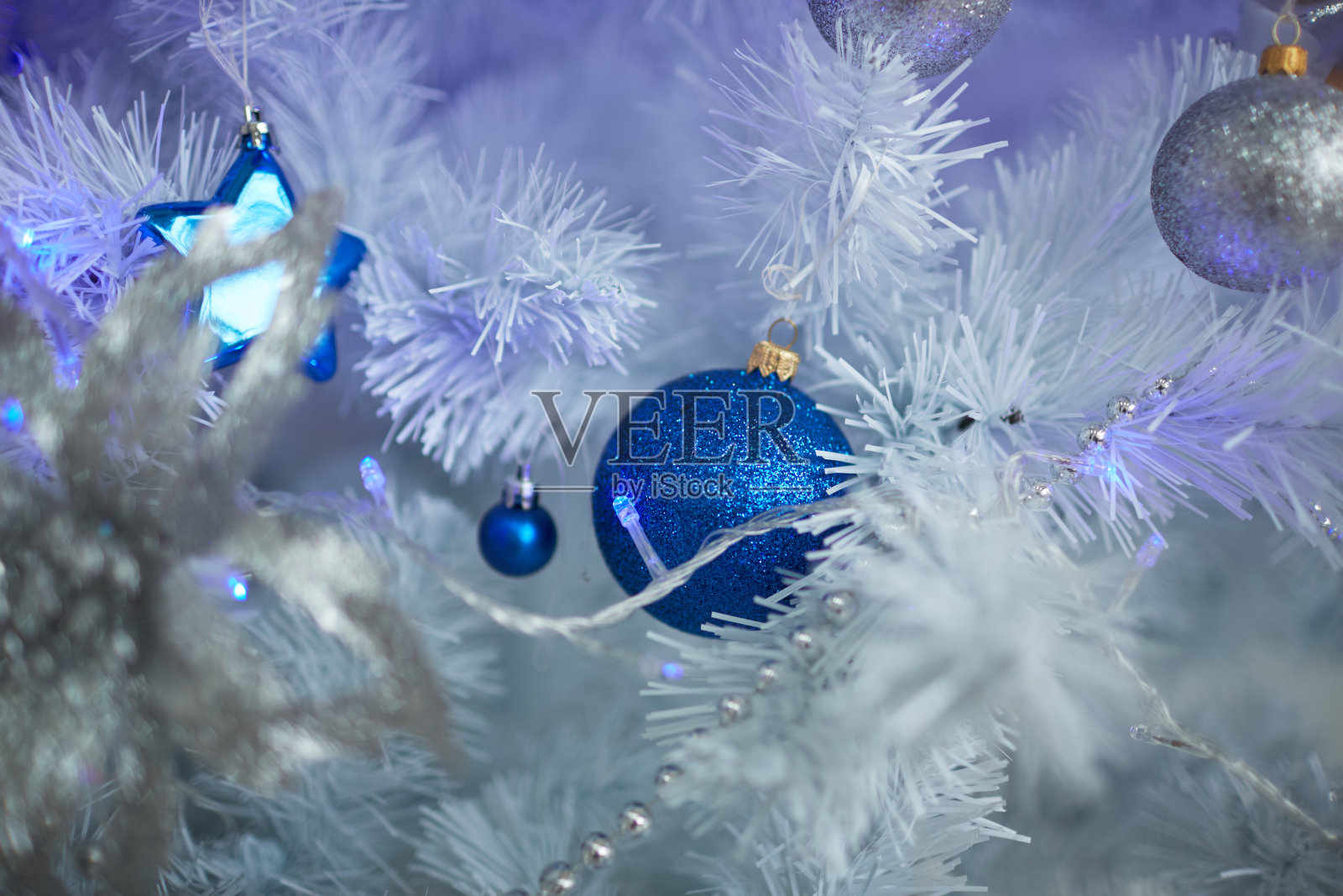 圣诞玩具的形式有花、珠子、星星照片摄影图片