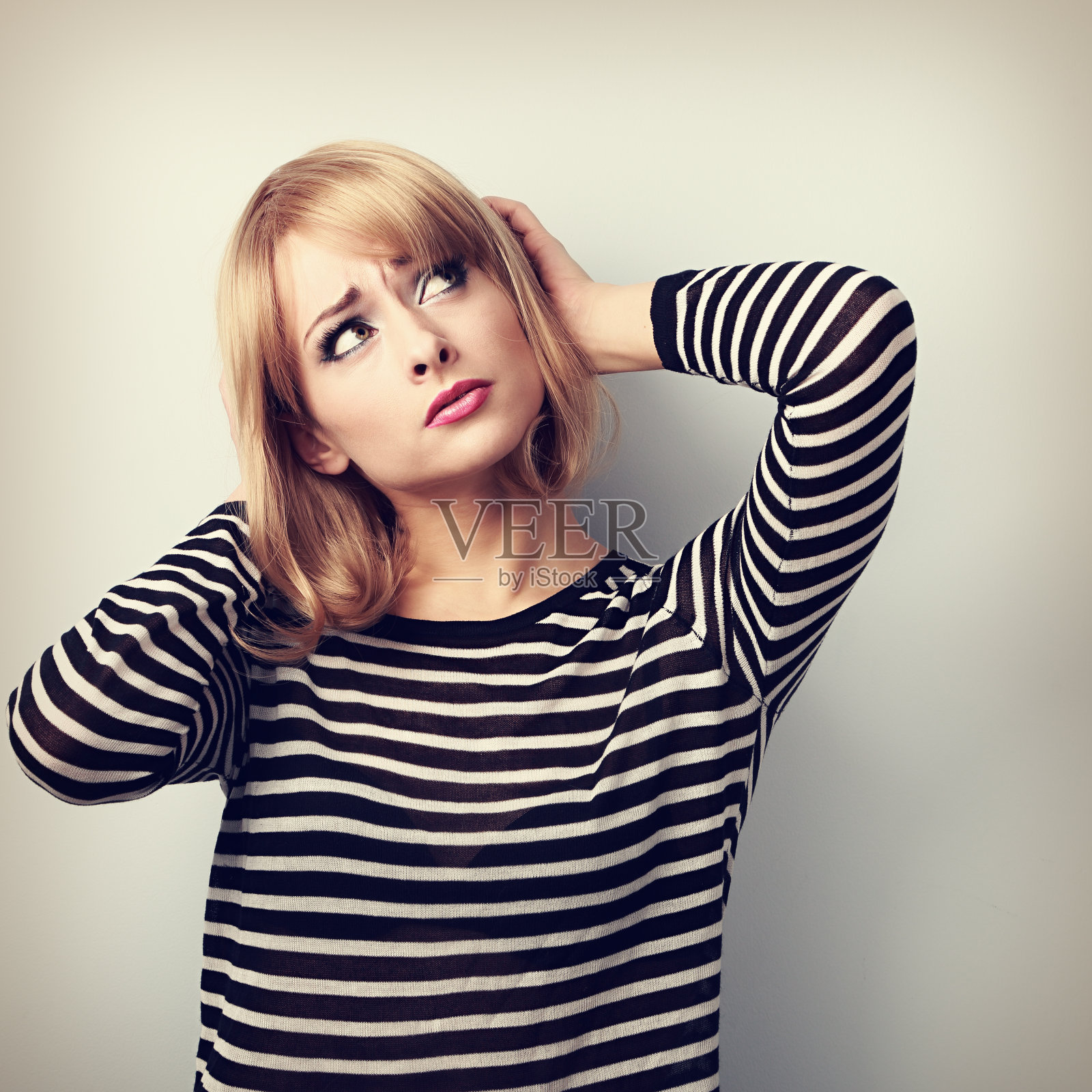 烦恼不快乐的年轻女人抬头看照片摄影图片