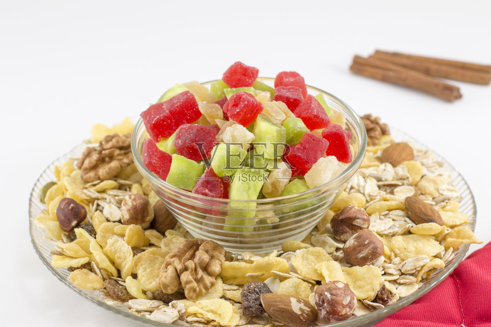 什锦麦片、干果和肉桂放在碗里照片摄影图片