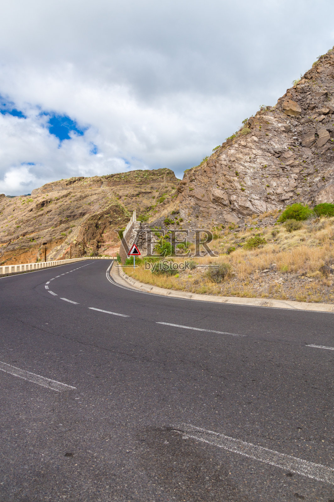 空旷的道路和落石警告标志照片摄影图片