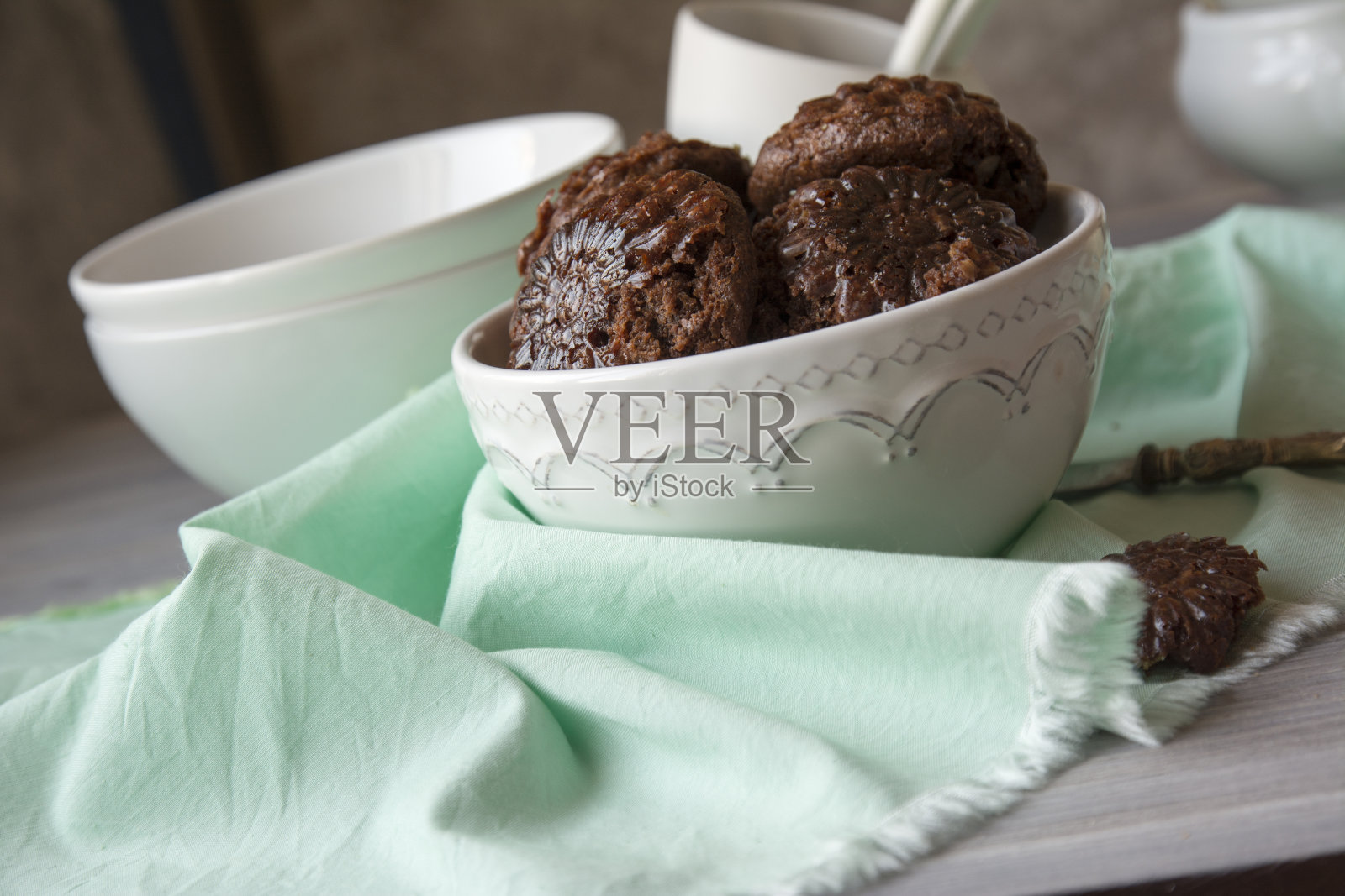 布朗尼形状的花在白色的碗照片摄影图片